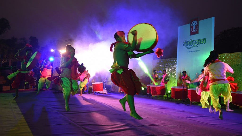 दिल्ली में कोई दो साल पहले हुए रंगोत्सव की तस्वीर (फोटो : Getty Images)