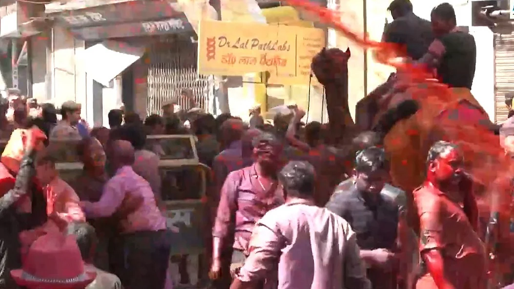 संभल में कड़ी सुरक्षा के बीच होली और जुमे की नमाज शांतिपूर्ण संपन्न, लोगों ने दिया भाईचारे और सौहार्द्र का परिचय