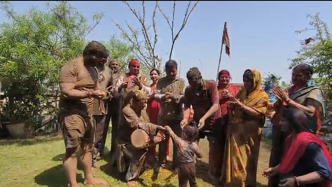 बिहार में नेताओं पर चढ़ी रंगों की मस्ती, तेजप्रताप के आवास पर कुर्ताफाड़ होली, डिप्टी सीएम विजय सिन्हा ने बजाई ढोलक