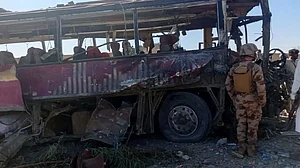 बलूचिस्तान में पाकिस्तानी आर्मी के काफिले पर आत्मघाती हमला, BLA ने 90 जवानों को मारने का किया दावा