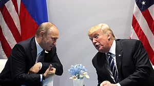 दुनिया की खबरें: युद्ध विराम पर बातचीत करेंगे ट्रंप और पुतिन और गाजा में हवाई हमलों में 404 लोगों की मौत