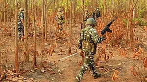 छत्तीसगढ़: बीजापुर में सुरक्षाबलों और नक्सलियों के बीच मुठभेड़, नक्सलियों को भारी नुकसान की खबर