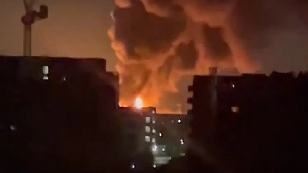 लंदन में पावर सबस्टेशन में भीषण आग से शहर के एक हिस्से में बिजली गुल, हीथ्रो एयरपोर्ट एक दिन के लिए बंद