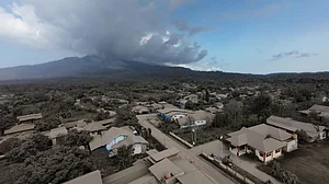 दुनिया की खबरें: माउंट लेवोटोबी में विस्फोट, 8,000 मीटर ऊंचाई तक राख और अमेरिका से 388 निर्वासित भारतीय देश लौटे