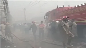 दिल्ली के शाहीन बाग में जूतों के शोरूम में लगी आग, दमकल की कई गाड़ियां मौके पर