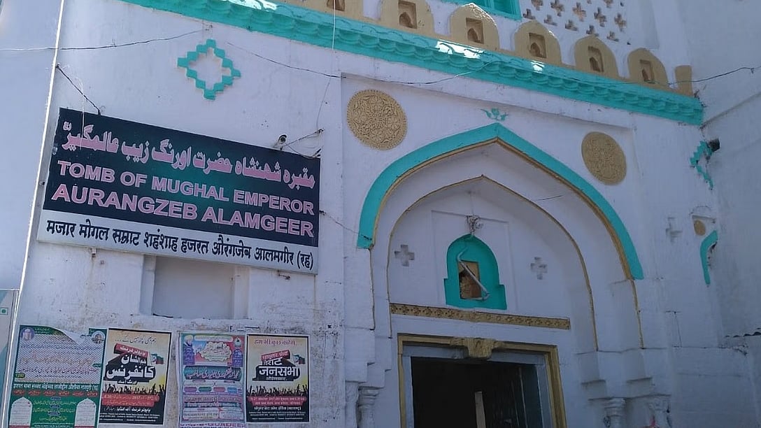 महाराष्ट्र में नागपुर के पास खुल्दाबाद में औरंगजेब की मजार