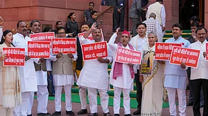 UP में महिला सुरक्षा को लेकर सपा का संसद परिसर में प्रदर्शन, CM योगी का मांगा इस्तीफा