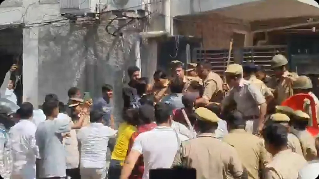 आगरा में सपा सांसद के घर पर हमले के एक दिन बाद दर्ज हुई प्राथमिकी, ‘अज्ञात भीड़’ को बनाया आरोपी