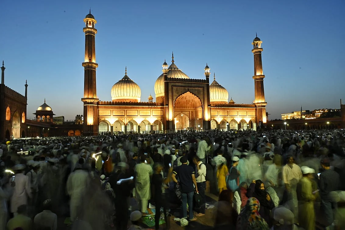 Photo: माह-ए-रमजान का आखिरी जुमा, नमाजियों से खचाखच भरा रहा दिल्ली का जामा मस्जिद