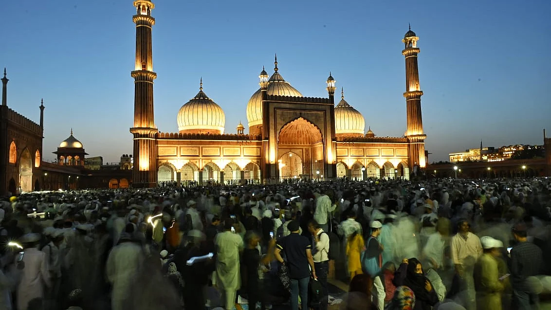 दिल्ली के जामा मस्जिद में जुमे की नमाज पर जुटी भारी भीड़