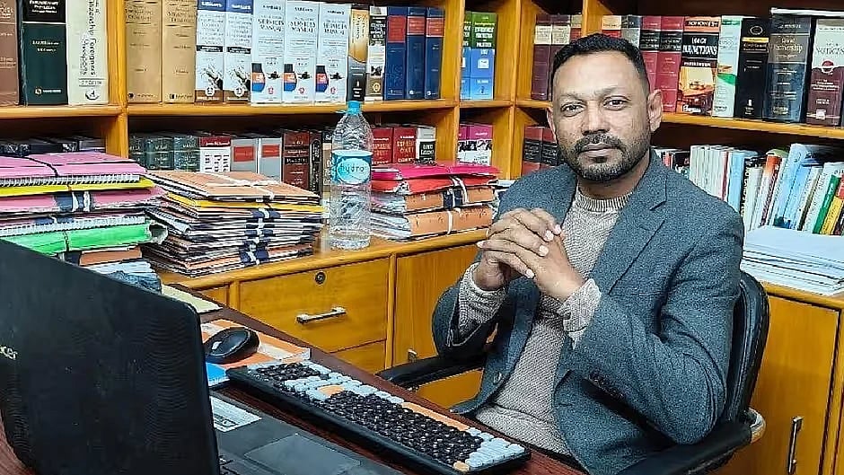 असम के पत्रकार दिलवर हुसैन 