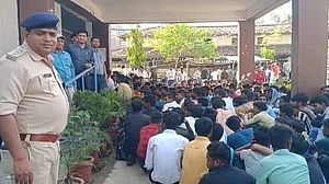 बिहार: मोतिहारी में 400 युवकों को नौकरी के नाम पर बुलाकर बंधक बनाया, कई नाबालिग भी शामिल, पांच गिरफ्तार
