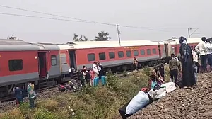 ओडिशा के कटक में रेल हादसा, एक्सप्रेस ट्रेन के 11 डिब्बे पटरी से उतरे
