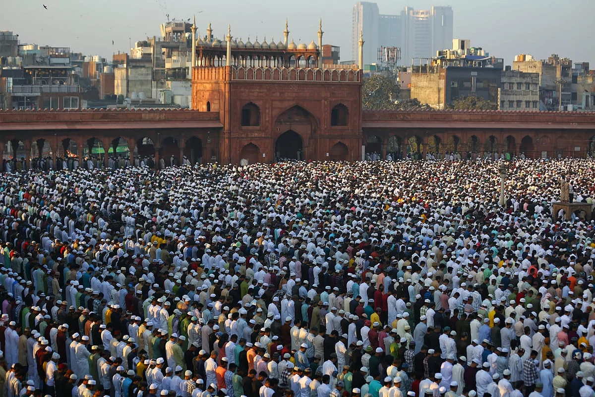 जामा मस्जिद में लोगों की भारी भीड़ देखने को मिली।