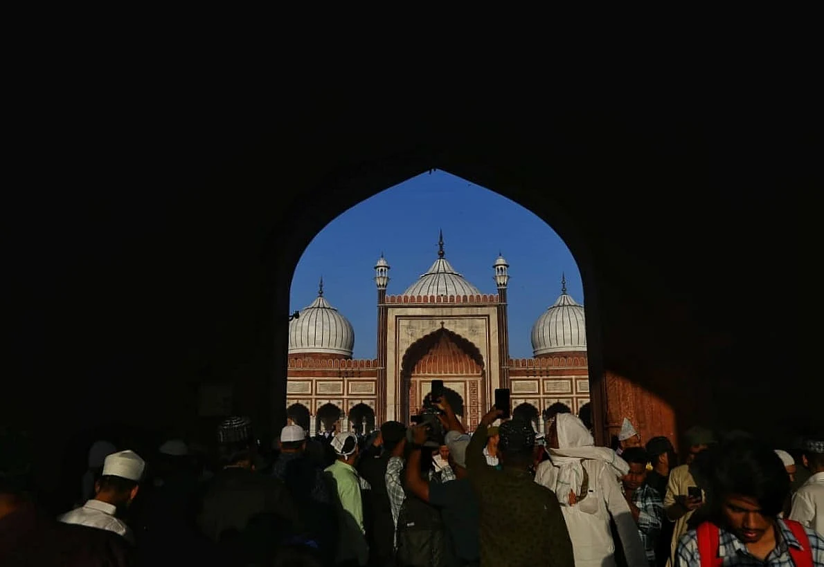 ईद को लेकर सुरक्षा के भी कड़े इंतजान किए गए हैं।
