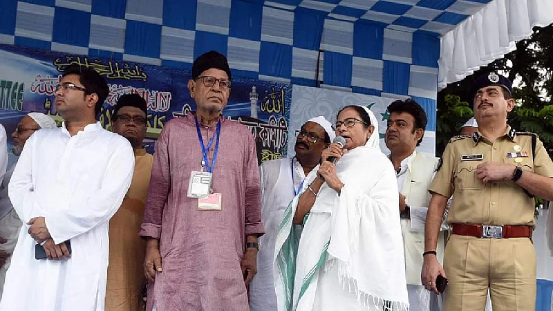 ईद पर ममता ने एकजुटता का आह्वान किया, भाजपा की राजनीति को विभाजनकारी बताया