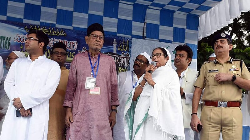 ईद पर ममता ने एकजुटता का आह्वान किया, भाजपा की राजनीति को विभाजनकारी बताया