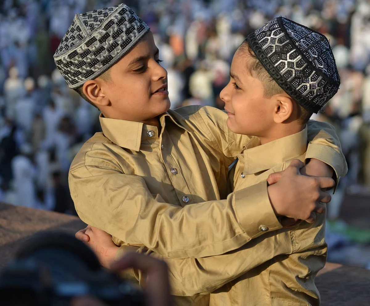 देशभर में ईद का जश्न, जामा मस्जिद में जुटी नमाजियों की भीड़, गले मिलकर एक दूसरे को दी ईद की बधाई