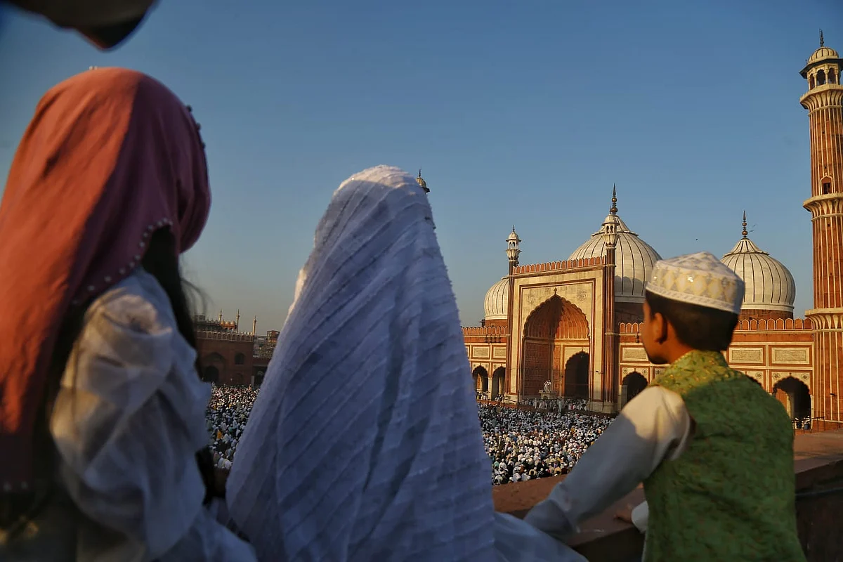 लोगों ने गले मिलकर एक दूसरे को ईद की बधाई दी