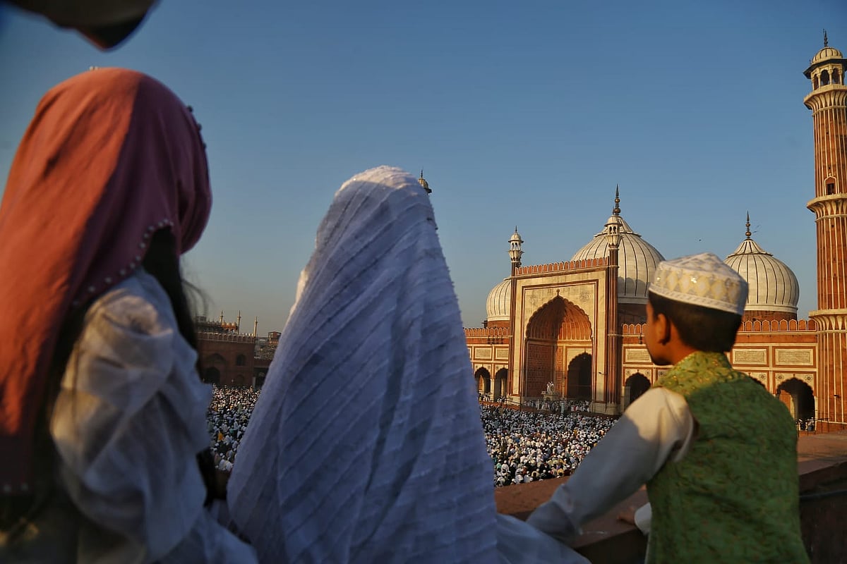 लोगों ने गले मिलकर एक दूसरे को ईद की बधाई दी