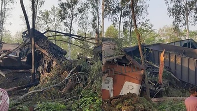 झारखंड के साहिबगंज में रेल हादसा, दो मालगाड़ियों में भीषण टक्कर के बाद लगी आग, ड्राइवर समेत 3 लोगों की मौत