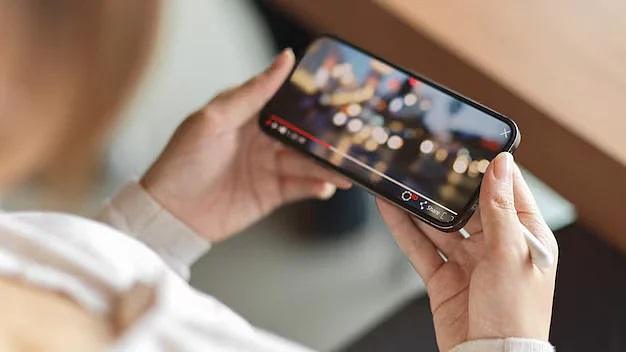 आंखों को बीमार कर रहा सोशल मीडिया