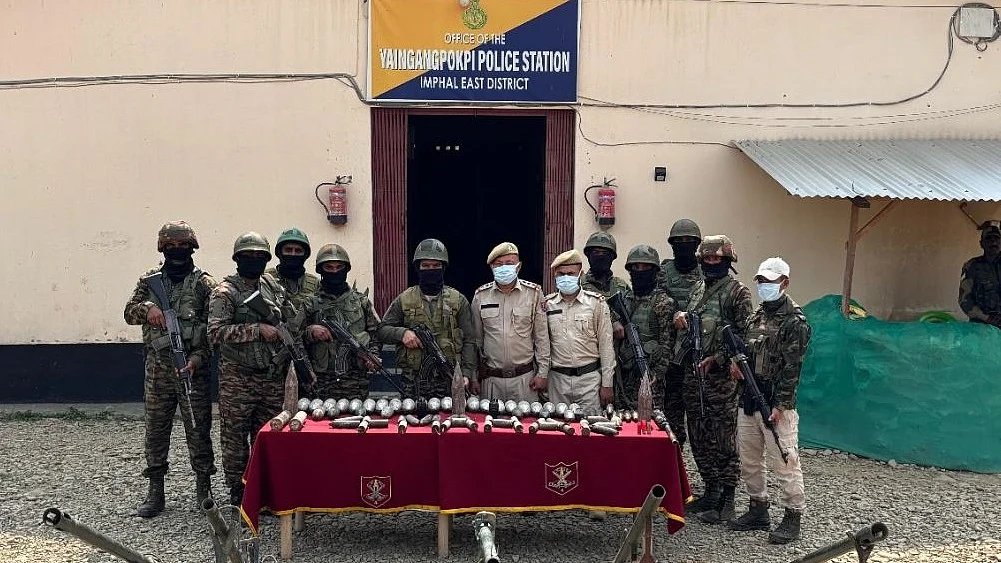 मणिपुर में सुरक्षाबलों को बड़ी सफलता, तलाशी अभियान में भारी मात्रा में हथियार और गोला-बारूद बरामद