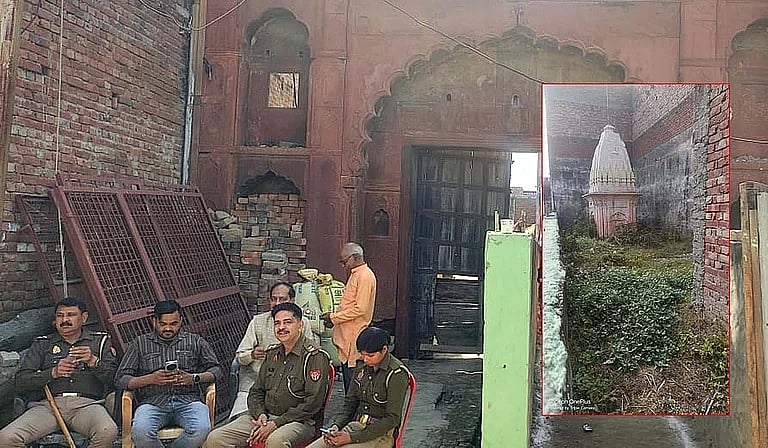 मीरानपुर के इसी मंदिर पर कब्जे का आरोप लगाया गया