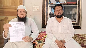 वक्फ विधेयक: काली पट्टी बांधकर विरोध करने वालों पर कार्रवाई, 300 लोगों को भेजा गया नोटिस