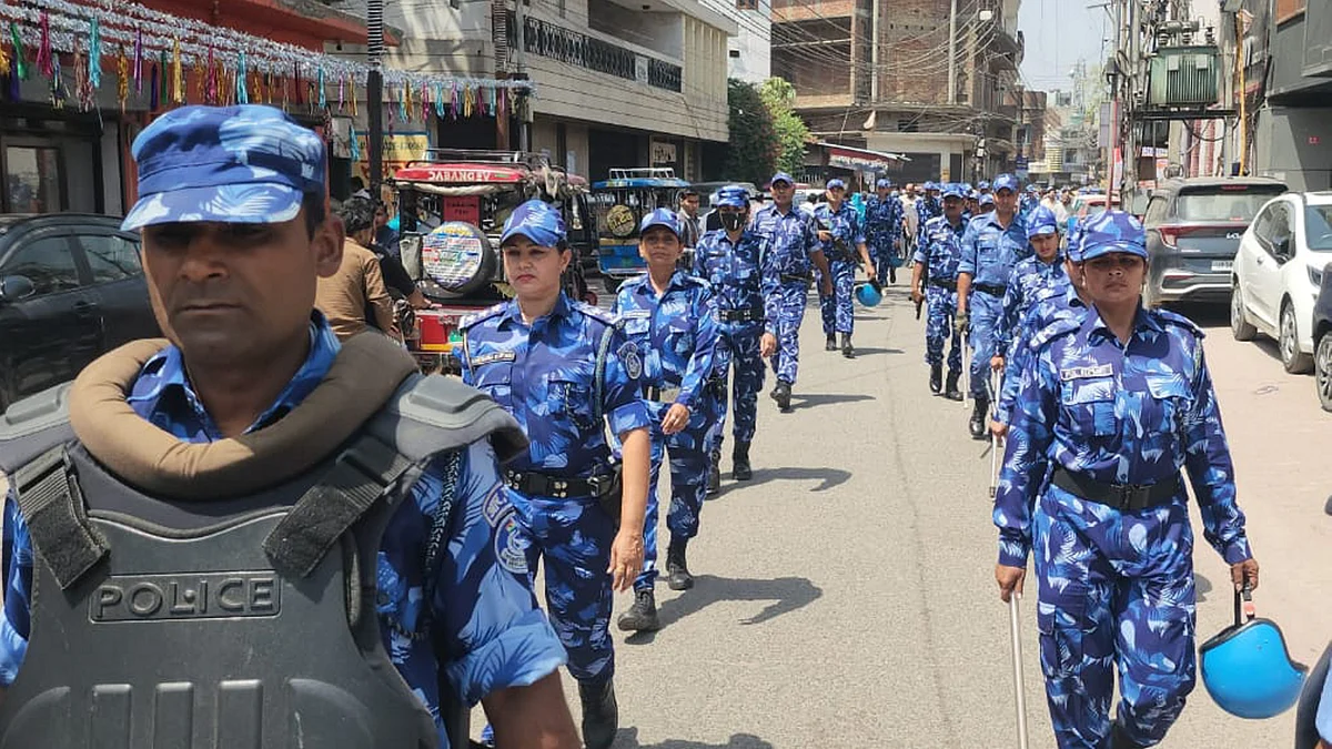 संभल में अब गाहे-बगाहे पुलिस और अर्धसैनिक बलों का फ्लैग मार्च निरतंर होता रहता है (फोटो - पीटीआई)