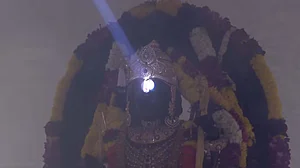 वीडियो: रामनवमी पर रामलला का सूर्य तिलक, लेंस और मिरर की मदद से श्रीराम के माथे पर पहुंची किरणें