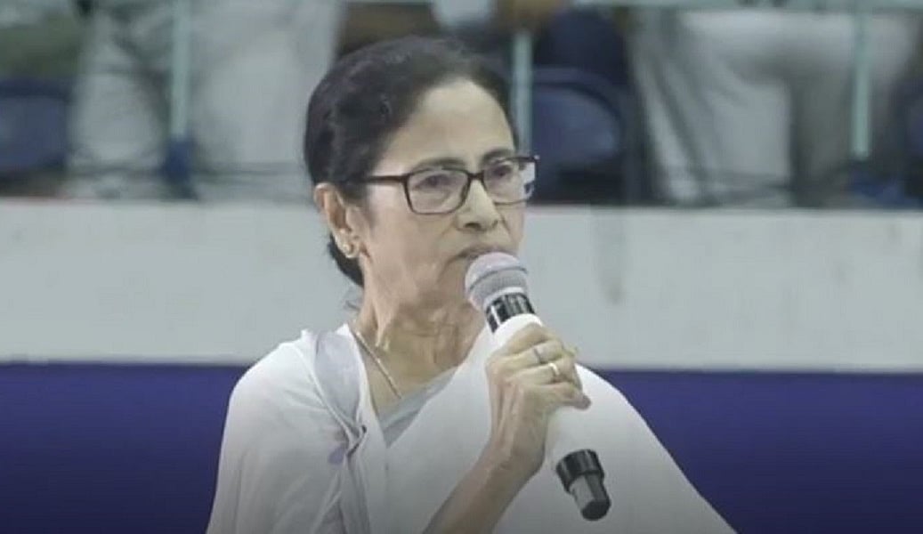 नौकरी गंवाने वाले शिक्षकों से ममता बनर्जी ने की मुलाकात, बोलीं- जब तक जिंदा हूं, नहीं छीनने दूंगी नौकरी