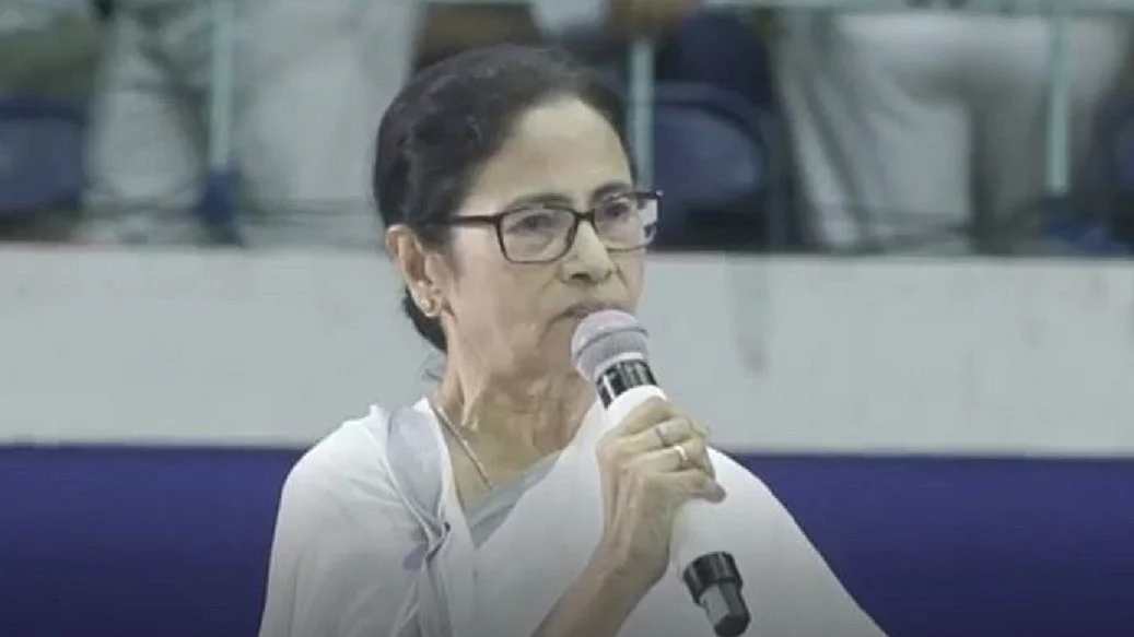 नौकरी गंवाने वाले शिक्षकों से ममता बनर्जी ने की मुलाकात, बोलीं- जब तक जिंदा हूं, नहीं छीनने दूंगी नौकरी