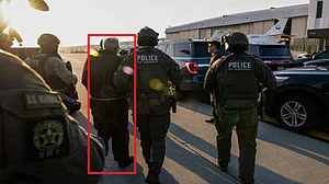 मुंबई अटैक के मास्टरमाइंड तहव्वुर राणा की ये तस्वीर आपने देखी? हाथों में हथकड़ी, पैरों में बेड़ियां, NIA ने की जारी