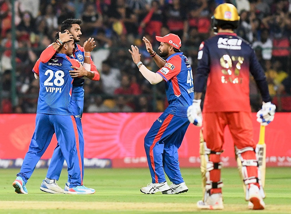 IPL 2025: RCB के मेंटर दिनेश कार्तिक ने पिच पर उठाया सवाल, क्यूरेटर पर लगाया गंभीर आरोप