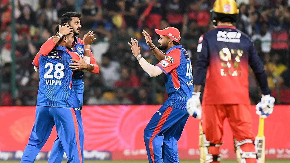 IPL 2025: RCB के मेंटर दिनेश कार्तिक ने पिच पर उठाया सवाल, क्यूरेटर पर लगाया गंभीर आरोप