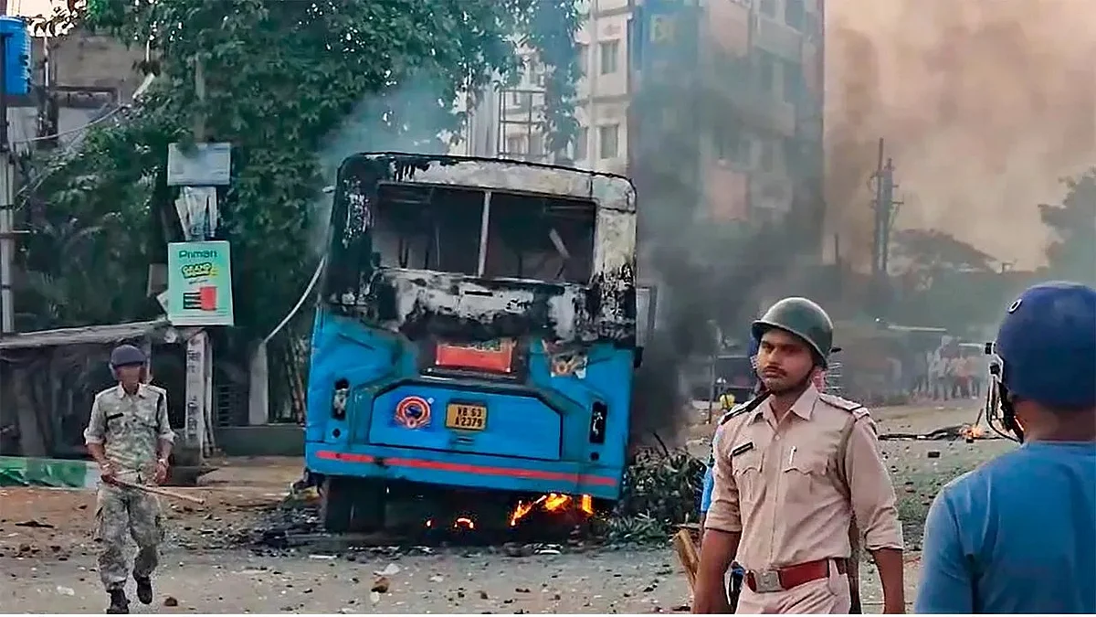 वक्फ कानून के खिलाफ मुर्शिदाबाद में भड़की हिंसा में 110 से अधिक लोग गिरफ्तार, निषेधाज्ञा लागू, इंटरनेट बंद