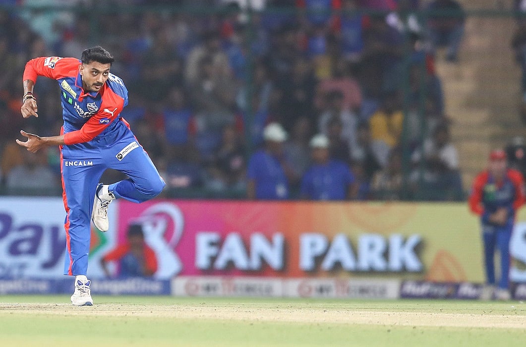IPL 2025: दिल्ली कैपिटल्स के कप्तान अक्षर पटेल पर लगा 12 लाख रुपए का जुर्माना, धीमी ओवर गति के लिए सजा