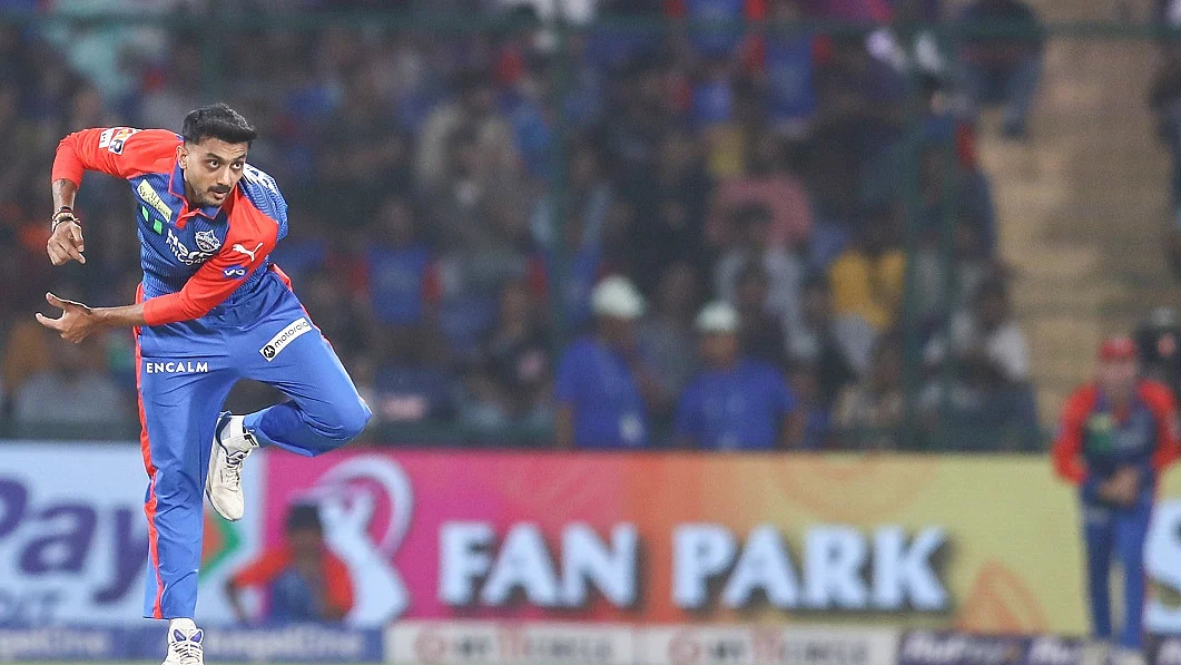 दिल्ली कैपिटल्स के कप्तान अक्षर पटेल पर लगा 12 लाख रुपए का जुर्माना, धीमी ओवर गति के लिए सजा