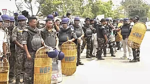 बंगाल: मुर्शिदाबाद हिंसा प्रभावित इलाकों में BSF की 9 और CRPF की 8 कंपनियां तैनात, 3 लोगों की हुई थी मौत