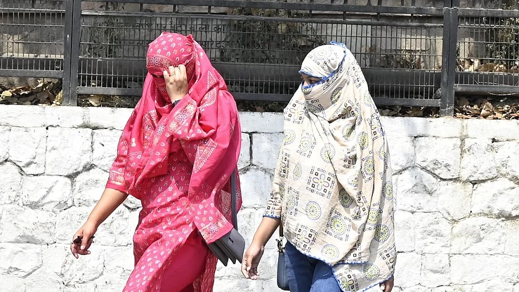 दिल्ली में गर्मी का प्रचंड प्रहार, पारा 40 के पार और उड़ानों पर संकट दिल्ली में गर्मी का प्रचंड प्रहार, पारा 40 के पार और उड़ानों पर संकट
