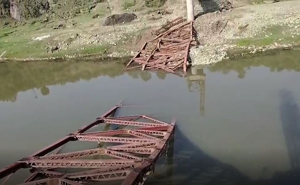 जम्मू-कश्मीरः राजौरी में तेज हवाओं से निर्माणाधीन पुल गिरा, निर्माण सामग्री को लेकर उठे सवाल
