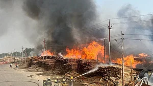 प्रयागराज: टेंट हाउस के गोदाम में लगी भीषण आग, आसमान में धुएं का दिखा गुबार