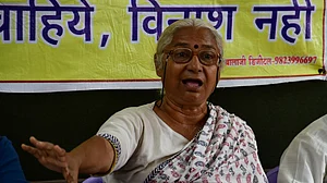 दिल्ली की अदालत ने मेधा पाटकर के खिलाफ गैर-जमानती वारंट जारी किया