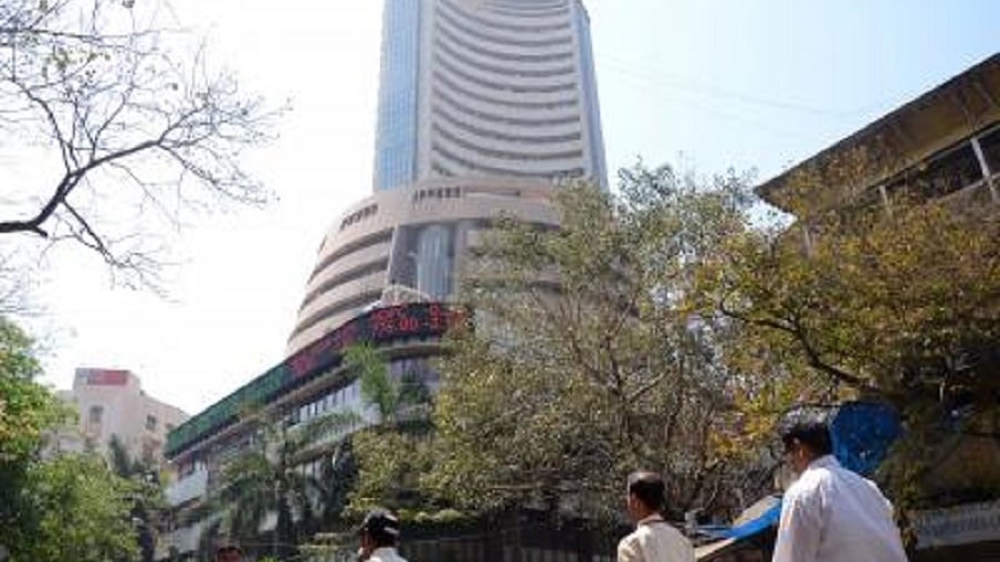 भारत-पाक तनाव से सेंसेक्स 589 अंक टूटा और दो दिन में 8.88 लाख करोड़ रुपये घट गई निवेशकों की संपत्ति