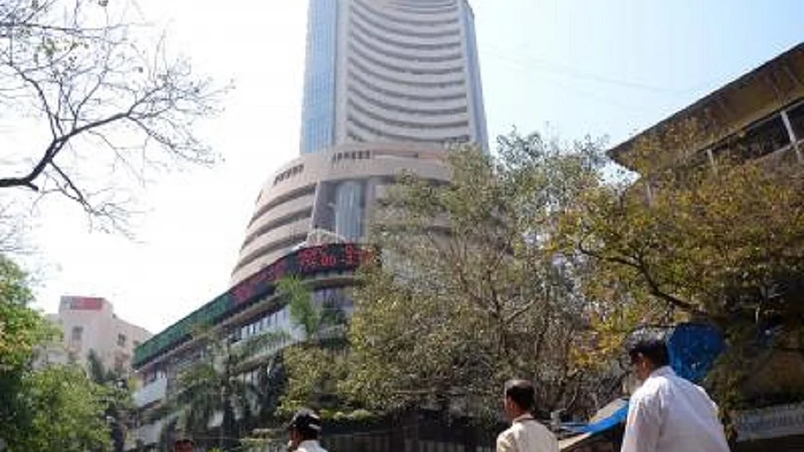 भारत-पाक तनाव से सेंसेक्स 589 अंक टूटा और दो दिन में 8.88 लाख करोड़ रुपये घट गई निवेशकों की संपत्ति
