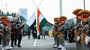 विष्णु नागर का व्यंग्य: हम भी उस दुश्मन जैसे जो अवाम की आवाज कुचलता है और हम भी