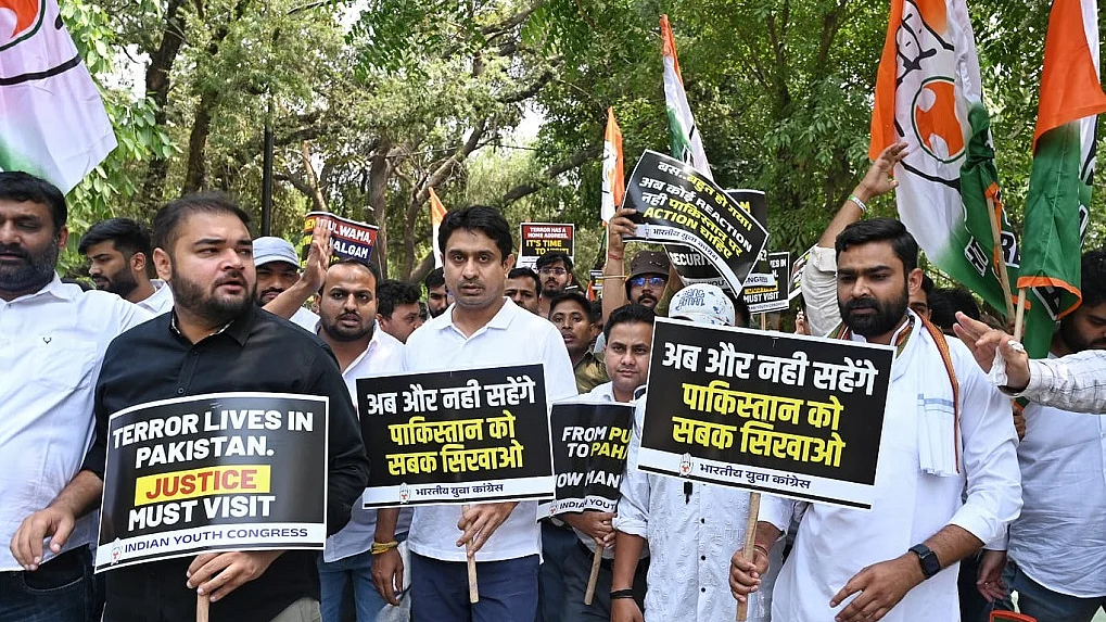 यूथ कांग्रेस ने पाकिस्तान उच्चायोग के पास किया प्रदर्शन (फोटोः विपिन)