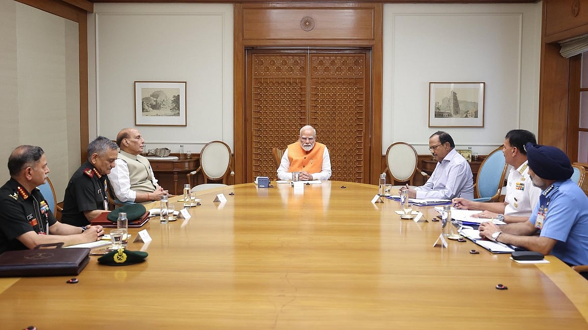 पीएम मोदी ने की हाईलेवल बैठक, राजनाथ, NSA डोभाल और तीनों सेनाओं के प्रमुख रहे मौजूद