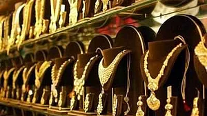 अर्थतंत्र की खबरें: सोने के दाम गिरे, लेकिन चांदी में आया उछाल और शेयर बाजार में लगातार पांचवें दिन गिरावट